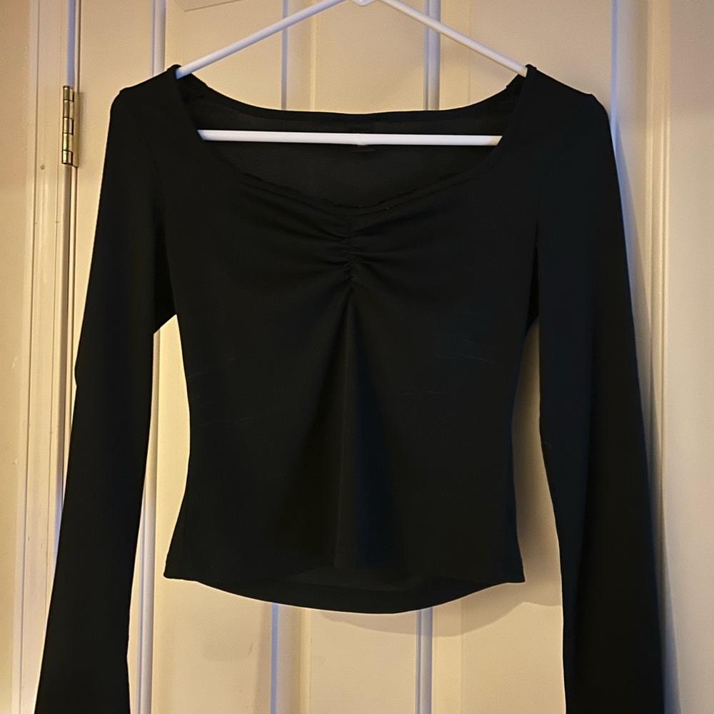 Chic Black Long Sleeve Top Sleek & Flattering Size M